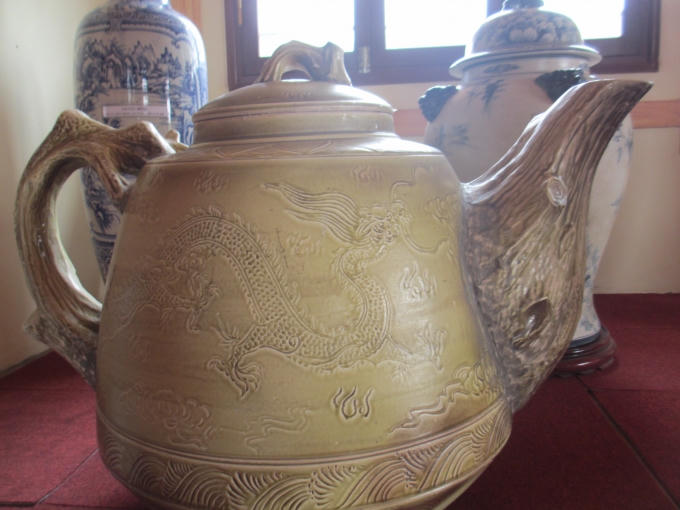 Ấm chè lớn nhất nước của tỉnh Thái Nguyên được dùng trong Lễ hội chè 2011. Sau đó, Thái Nguyên đã cung tiến cho Đền Hùng.