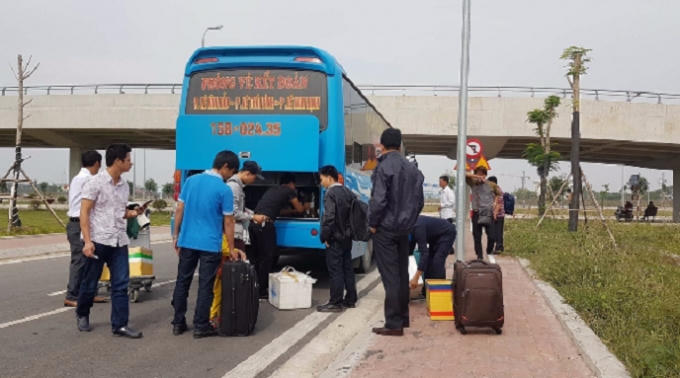 Xe Kết Đoàn nhận khách tại Sân bay Cát Bi , trước sự "bất lực" từ các cơ quan chức năng.