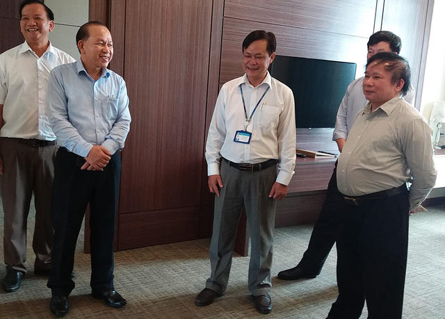 Thứ trưởng B&ugrave;i Văn Ga kiểm tra khu vực in sao đề thi của tỉnh Đồng Nai.