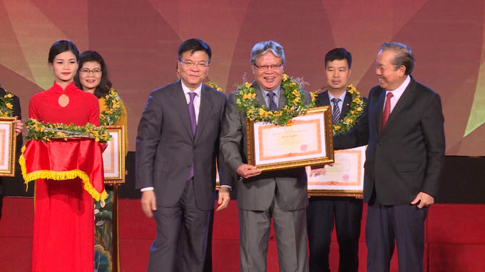 Nguyên Bộ trưởng Bộ Tư pháp Hà Hùng Cường ( Người có ý tưởng đưa ngày Pháp luật Việt Nam quy định trong Luật phổ biến giáo dục) nhận bằng khen của Thủ tướng Chính Phủ.