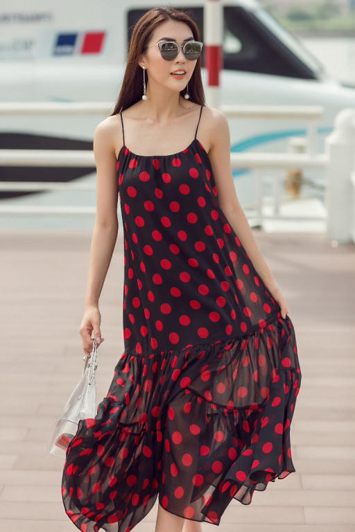 Chấm bi xuất hiện trong làng thời trang vào khoảng thế kỷ 19, trong đó thời kỳ hưng thịnh nhất là vào khoảng những năm 40-50 gắn liền với hình ảnh của những biểu tượng thời trang tên tuổi như Marilyn Monroe hay Elizabeth Taylor gắn liền với những chiếc đầm chiết eo, tôn vinh thân hình đồng hồ cát. 