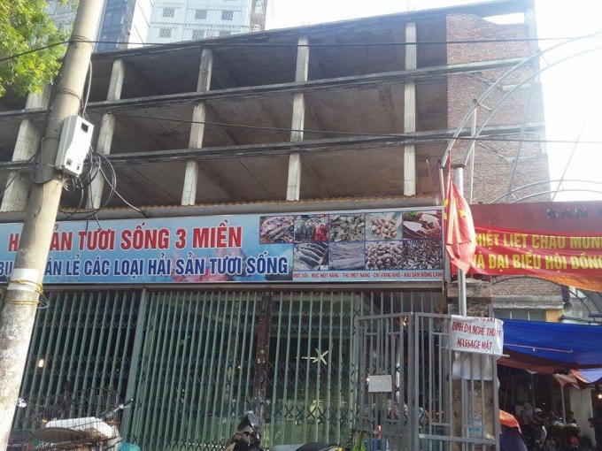 Tầng 1 đã được sử dụng tạm cho một số hộ buôn bán.