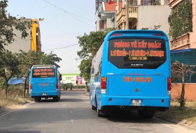 Khu vực đỗ xe chờ đón khách của xe Kết Đoàn gần BigC thành phố Nam Định.