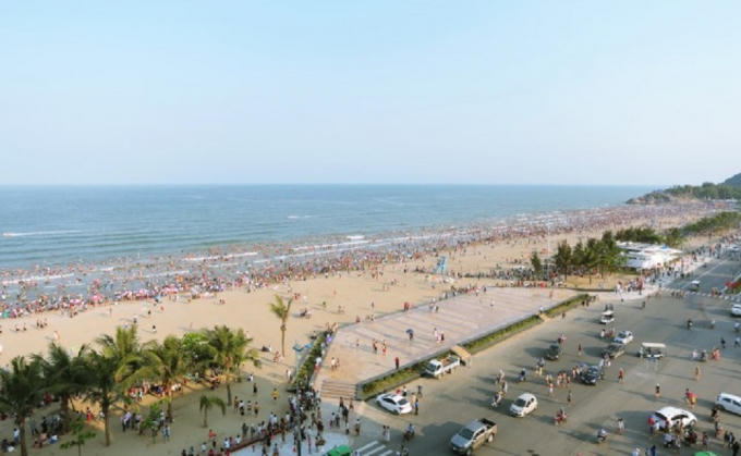 Chị Lê Thị Thu, nhân viên một Hubway trên đường Hồ Xuân Hương cho biết: “Do thời tiết mát nên khách sử dụng một số dịch vụ như thuê phao bơi, áo tắm, tắm nước ngọt… không phải xếp hàng chờ lâu như năm ngoái, tuy nhiên thay vào đó thì các dịch vụ thuê ghế ngồi, ăn uống, giải khát… lại đắt hàng hơn hẳn”. 