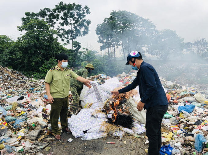 Lực lượng chức năng tiêu hủy hàng hóa vi phạm. Ảnh Cục QLTT Vĩnh Phúc