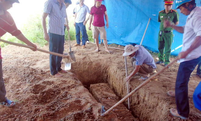 Hiện trường khai quật thi thể nạn nhân. (Ảnh gia đình cung cấp)