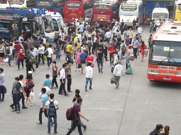 H&agrave; Nội: D&ograve;ng người &ugrave;n &ugrave;n &ldquo;rời đ&ocirc;&rdquo;, c&aacute;c cửa ng&otilde; &ugrave;n tắc