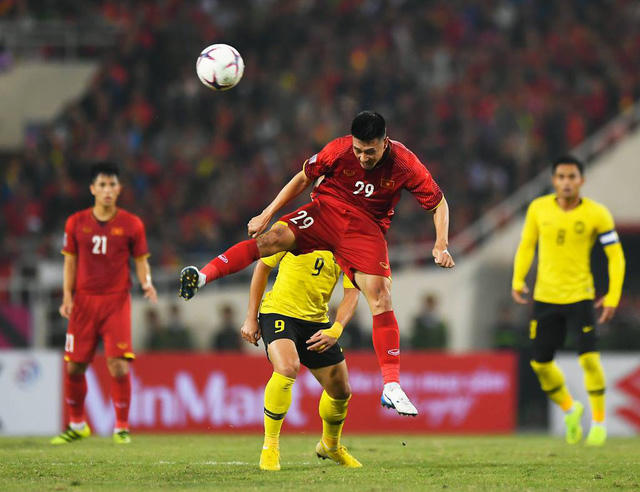 Đội tuyển Việt Nam đang chơi phòng ngự quả cảm trước Malaysia.