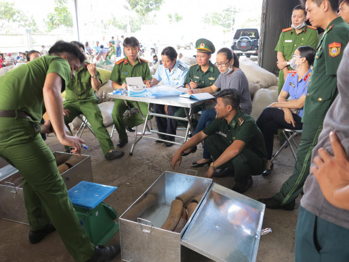 2 tấn ngà voi bị cơ quan chức năng bắt giữ.