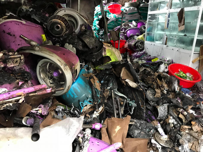 Hình ảnh hàng hóa bị thiêu rụi trong vụ cháy kinh hoàng gần chợ Vinh