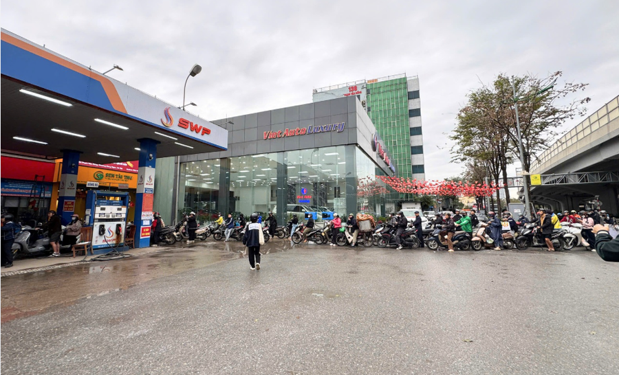 Không ít người phải chờ 20-30 phút, thậm chí lâu hơn mới đến lượt mua nhiên liệu. Tại một số cửa hàng, nhân viên phải làm việc liên tục để phục vụ lượng khách tăng mạnh.