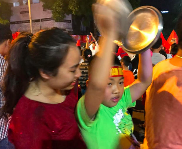 Nhiều nồi chảo vung được dùng để ăn mừng chiến thắng