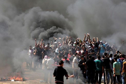 Hàng nghìn người dân Palestine tiến hành biểu tình phản đối quyết định của Mỹ và chính phủ Israel. (Ảnh: AFP)