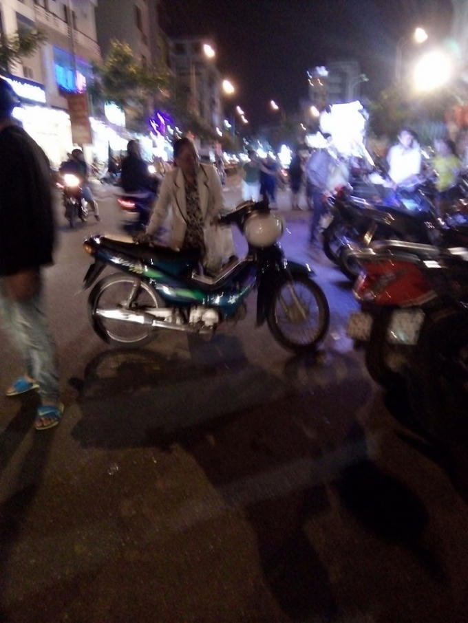 Các b ãi xe này  hoàn toàn  tự phát, tận dụng vỉa hè đường Chi Lăng để giữ  xe và  không có biển thông báo giá giữ xe.