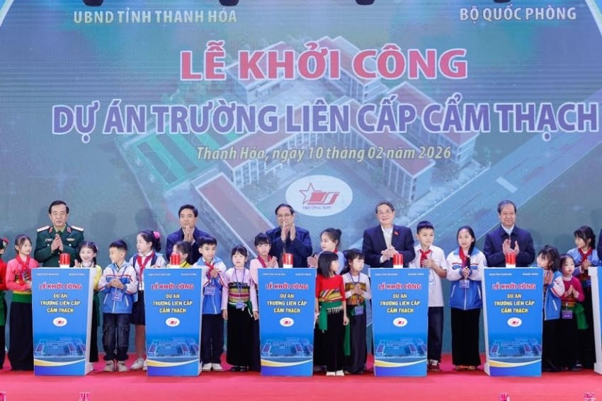 Thủ tướng cùng các đại biểu và các em học sinh thực hiện nghi thức khởi công dự án Trường liên cấp Cẩm Thạch - Ảnh: Nhật Bắc