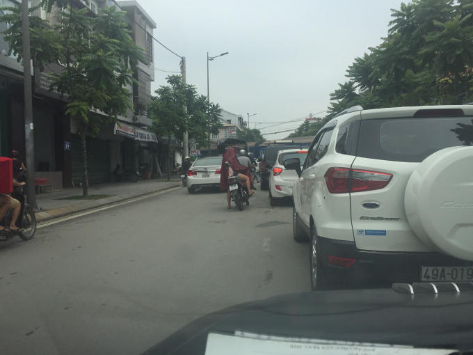Các phương tiện giao thông lưu thông hướng cầu Nam Giao lên chùa Từ Đàm do theo thói quen đường một chiều nên lấn sang làn bên trái, dễ gây ra tai nạn cho các phương tiện lưu thông theo hướng ngược lại. (Ảnh: Đăng Hậu)
