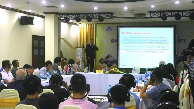 Giáo sư John D.Sunal, Giám đốc chuyên môn, Trung tâm nghiên cứu phát triển khoa học hóa sinh Hoa Kỳ (CSRD Hoa kỳ) trình bày tại Hội thảo.