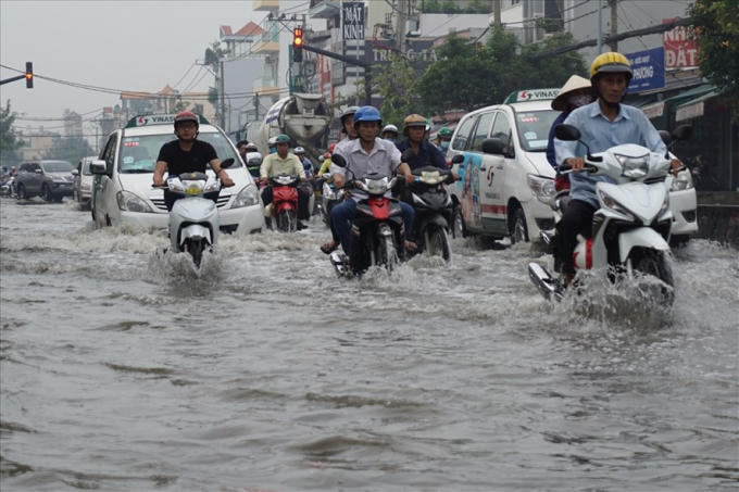 Triều cường dâng cao vượt báo động 3 gây ngập đường Huỳnh Tấn Phát (Q.7, TPHCM). Ảnh: M.Q