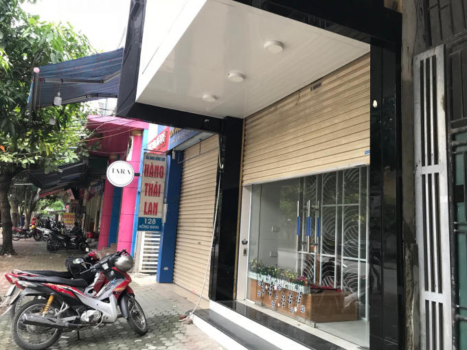 Sáng ngày 2/10, cuộc sống tại đây đã trở lại nếp sinh hoạt thường nhật. "Hôm qua, khoảng 10h sáng họ bảo chúng tôi phải đóng cửa hàng di chuyển ra ngoài. Sau đó tôi mới biết có người cầm lựu đạn đang cố thủ phía trong", một người dân sinh sống gần số nhà 128 cho biết và bày tỏ sự lo lắng.