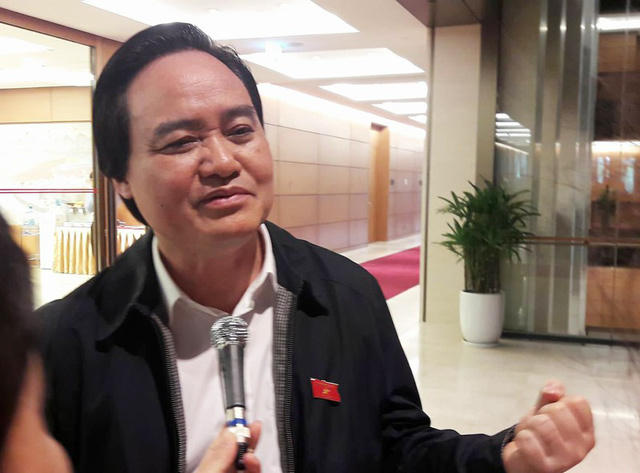 Bộ trưởng GD-ĐT Phùng Xuân Nhạ bên hành lang Quốc hội sáng 16/11.