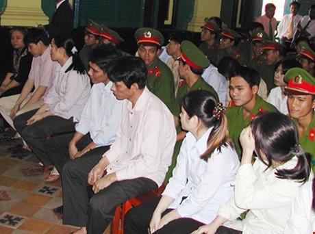 Một phi&ecirc;n t&ograve;a tại TAND TP.HCM xử tội phạm ma t&uacute;y, nh&oacute;m tội c&oacute; sai s&oacute;t lớn trong BLHS 2015 m&agrave; b&aacute;o Ph&aacute;p Luật TP.HCM từng chỉ ra. Ảnh: T.T&Ugrave;NG