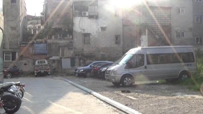 Nhiều ô ô, xe máy ngang nhiên đỗ vào đường nội bộ của tòa nhà