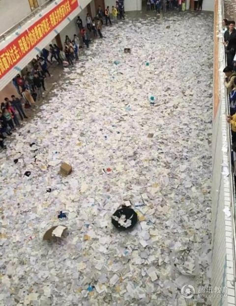 Màn xé sách đã khiến hàng ngàn tờ giấy bay múa khắp khuôn viên trường, trắng xóa các tầng, hành lang và sân trường. Hòa với những tiếng xe sách, tung giấy là tiếng hò hét của học sinh.