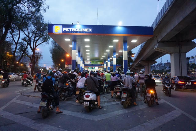 Hình ảnh người dân xếp hàng mua xăng tại một cây xăng khu vực gần Ngã Tư Sở, HN chiều tối ngày 12/5.
