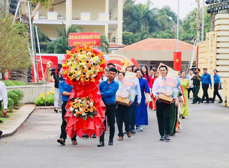 Đoàn cán bộ phường Trấn Biên thành kính dâng hương tại Nhà thờ Bác Hồ.