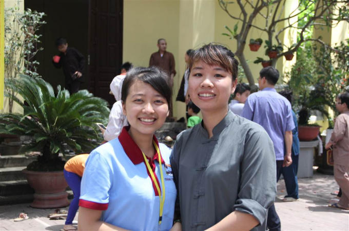 Những anh chị tình nguyện viên luôn tận tình, hướng dẫn các em trong khóa tu.