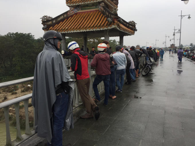 Nhiều người dân đang theo dõi diễn biến sựu việc.