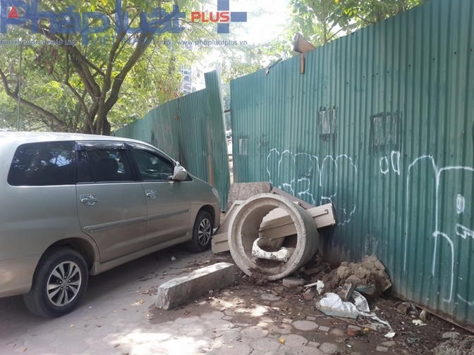 Quang cảnh nhếc nhác, ảnh hưởng đến mỹ quan đô thị và vệ sinh môi trường quanh khu dự án.