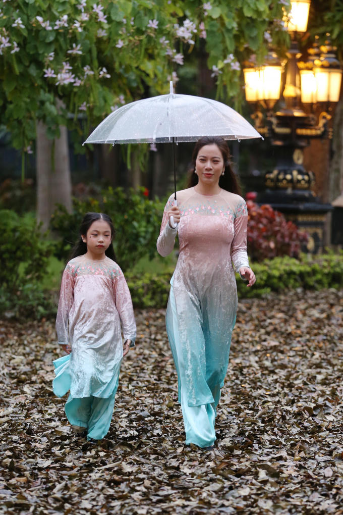 Hà Nội trở lạnh, gần 500 mẫu nhí cầm ô diễn trong mưa