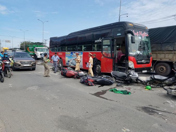 Xe máy nằm la liệt trên đường sau khi bị xe khách tông trúng.