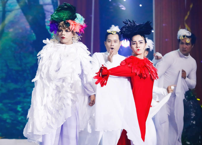 Thót tim kiều nữ Làng Hài Mở Hội nhai than, nuốt kiếm mưu sinh