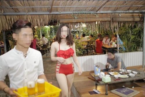 Các nữ nhân viên mặc bikini đi lại khá thoải mái trong nhà hàng.