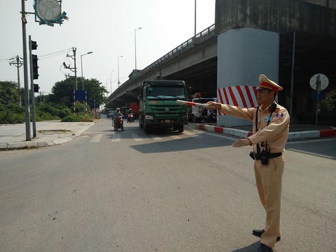 Lực lượng CSGT phân luồng giao thông.