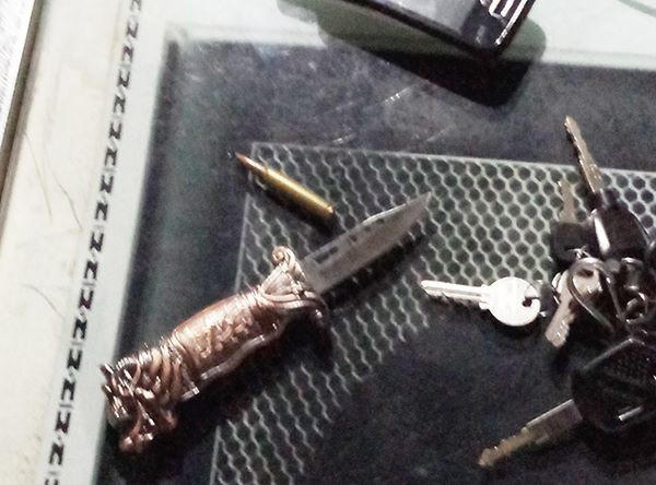 Viên nén nghi ma túy và dao bấm, đạn được phát hiện tại 1 bàn trong quán bar.