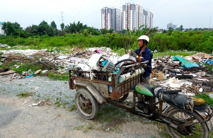 Nhiều lô đất trong khu dân cư trở thành điểm tập kết rác thải.