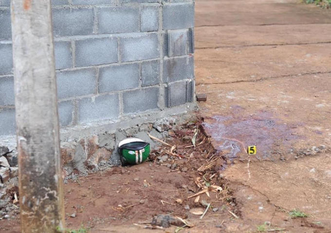 Chiếc nón bảo hiểm của nạn nhân còn lại tại hiện trường