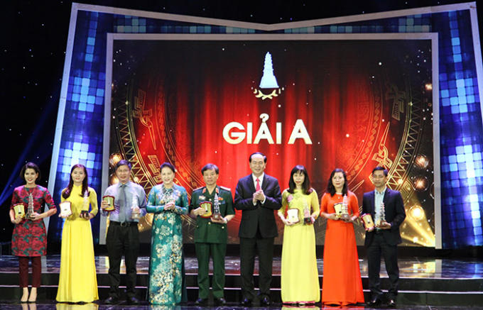 Chủ tịch Nước Trần Đại Quang và Chủ tịch Quốc Hội Nguyễn Thị Kim Ngân trao giải A cho các tác giả đoạt giải.