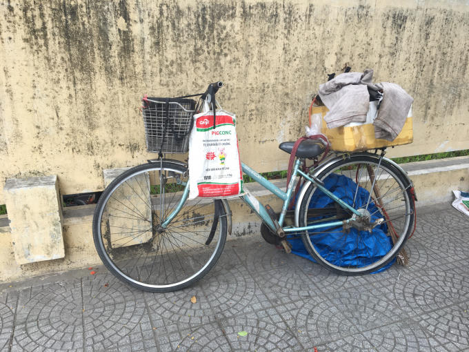 Chiếc xe đạp là phương tiện duy nhất của cụ.