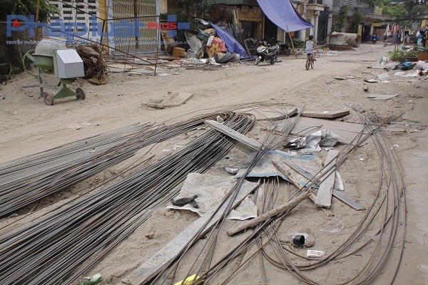 Sắt thép vất ngổn ngang trên con đường làm việc đi lại của người dân gặp khó khăn.