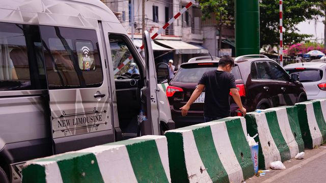 Một số người  quá nóng nực, khát nước khi xe phải dừng chờ phà quá lâu, đành xuống xe, mua nước giải khát.