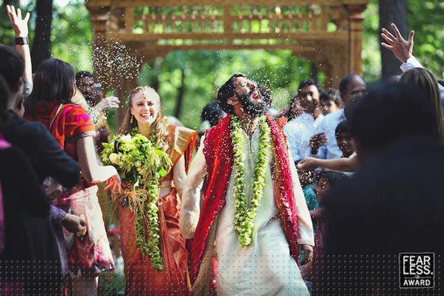 Chú rể và cô dâu rạng rỡ trong những bông hoa giấy của người thân và bạn bè. Ảnh chụp năm 2014 của nhiếp ảnh gia Derren Raser.