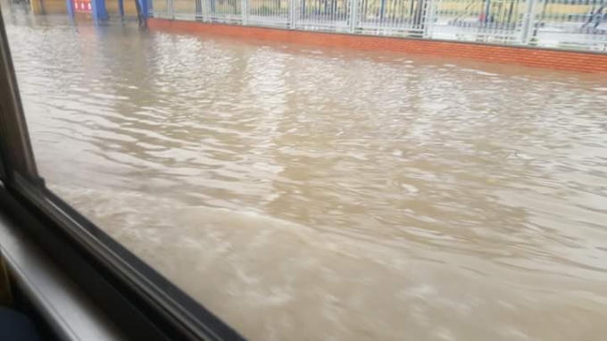 Nước ngập trắng và chảy thành dòng như lũ.