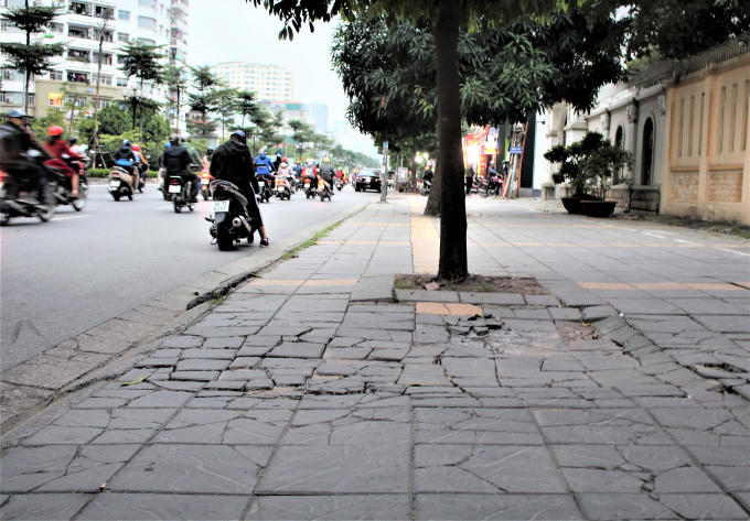Tình trạng trên có thể dễ dàng quan sát thấy ở một số vỉa hè ở quận Cầu Giấy, Hoàn Kiếm, đường Bà Triệu, Trung Kính, Lê Trọng Tấn...