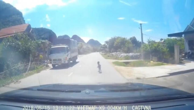 Rất may tài xế đã kịp thời phát hiện và dừng xe.
