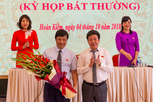 Bí thư Quận ủy Hoàn Kiếm Dương Đức Tuấn (bên phải) chúc mừng ông Nguyễn Chí Lực, tân Chủ tịch UBND quận Hoàn Kiếm.