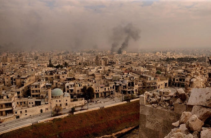 Quang cảnh thành trì cuối cùng của phiến quân Syria ở thành phố cổ Aleppo sau các vụ pháo kích từ chính phủ. Phiến quân trong ngày hôm nay cũng đã kêu gọi một lệnh ngừng bắn kéo dài 5 ngày để sơ tán dân thường. (Ảnh: George Ourfalian / AFP / Getty Images)